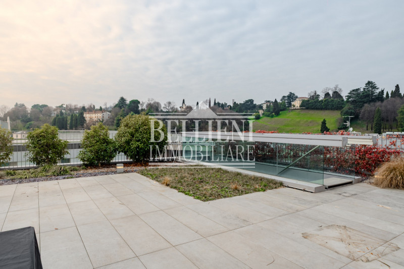 BORGO BERGA - Ai piedi di Monte Berico e a 5 minuti dal Centro Storico, disponiamo di un prestigi...