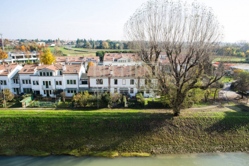 BORGO BERGA - Nel rinomato quartiere di Borgo Berga, ai piedi della suggestiva collina di Monte B...