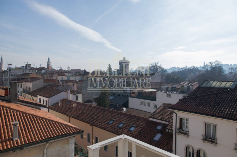 CENTRO STORICO- L'antico ed elegante Palazzo Bonin Schiavetto è situato nel cuore di Vicenza, all...