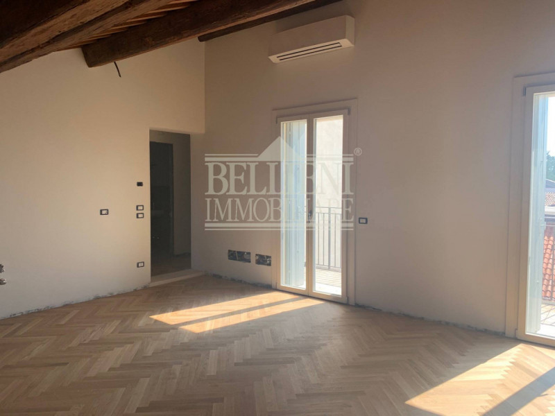 CENTRO STORICO- L'antico ed elegante Palazzo Bonin Schiavetto è situato nel cuore di Vicenza, all...