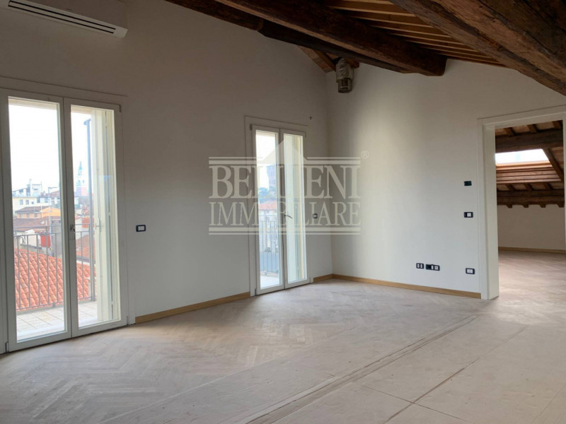 CENTRO STORICO- L'antico ed elegante Palazzo Bonin Schiavetto è situato nel cuore di Vicenza, all...