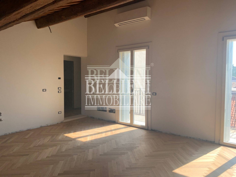 CENTRO STORICO- L'antico ed elegante Palazzo Bonin Schiavetto è situato nel cuore di Vicenza, all...