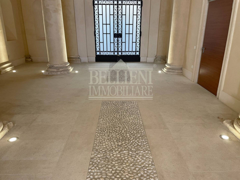 CENTRO STORICO- L'antico ed elegante Palazzo Bonin Schiavetto è situato nel cuore di Vicenza, all...