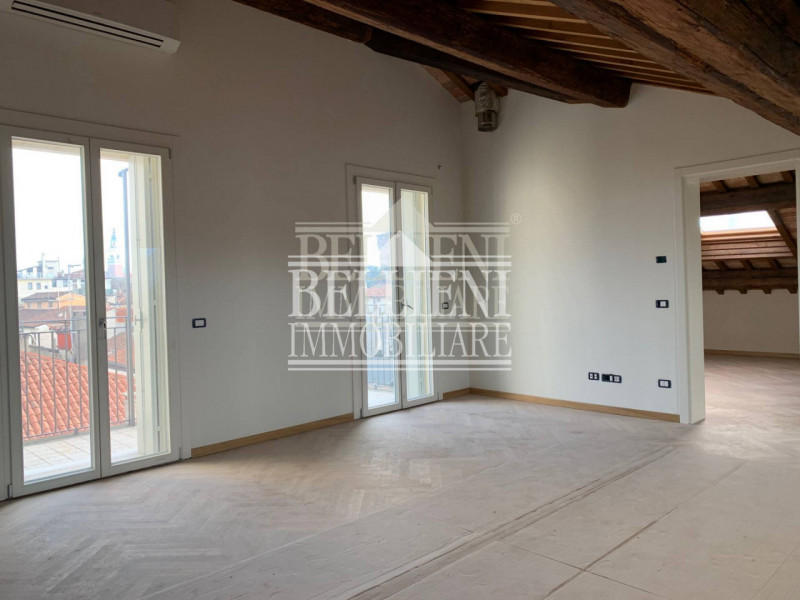 CENTRO STORICO- L'antico ed elegante Palazzo Bonin Schiavetto è situato nel cuore di Vicenza, all...