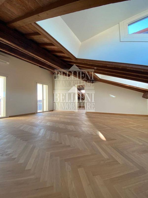 CENTRO STORICO- L'antico ed elegante Palazzo Bonin Schiavetto è situato nel cuore di Vicenza, all...