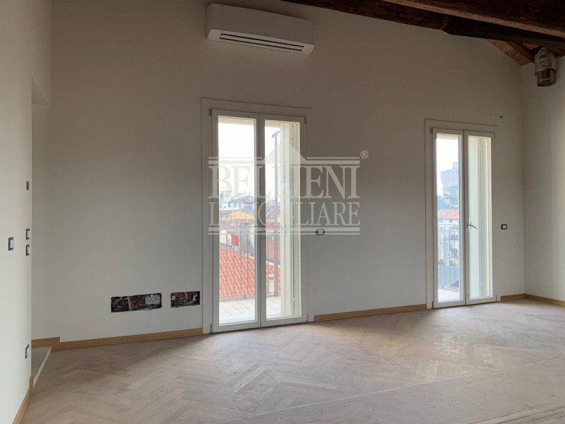 CENTRO STORICO- L'antico ed elegante Palazzo Bonin Schiavetto è situato nel cuore di Vicenza, all...