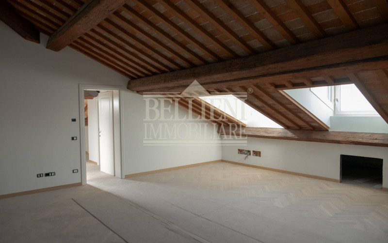 CENTRO STORICO- L'antico ed elegante Palazzo Bonin Schiavetto è situato nel cuore di Vicenza, all...