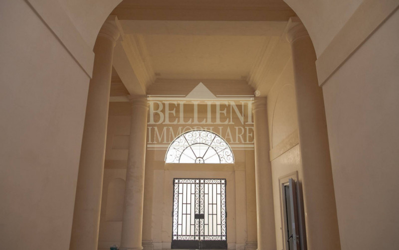CENTRO STORICO- L'antico ed elegante Palazzo Bonin Schiavetto è situato nel cuore di Vicenza, all...