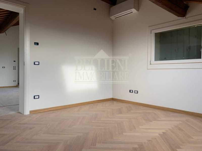 CENTRO STORICO- L'antico ed elegante Palazzo Bonin Schiavetto è situato nel cuore di Vicenza, all...