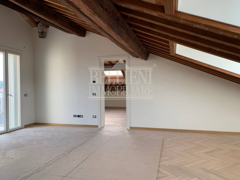 CENTRO STORICO- L'antico ed elegante Palazzo Bonin Schiavetto è situato nel cuore di Vicenza, all...