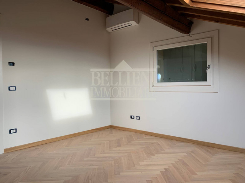 CENTRO STORICO- L'antico ed elegante Palazzo Bonin Schiavetto è situato nel cuore di Vicenza, all...