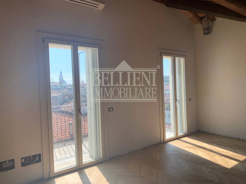 CENTRO STORICO- L'antico ed elegante Palazzo Bonin Schiavetto è situato nel cuore di Vicenza, all...