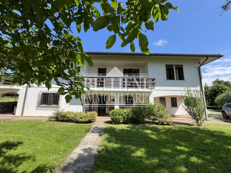 CREAZZO: in posizione panoramica, semi collinare, VILLA singola di mq 450 coperti, con ampio giar...