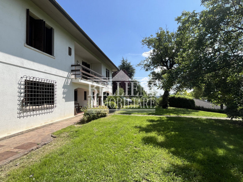 CREAZZO: in posizione panoramica, semi collinare, VILLA singola di mq 450 coperti, con ampio giar...