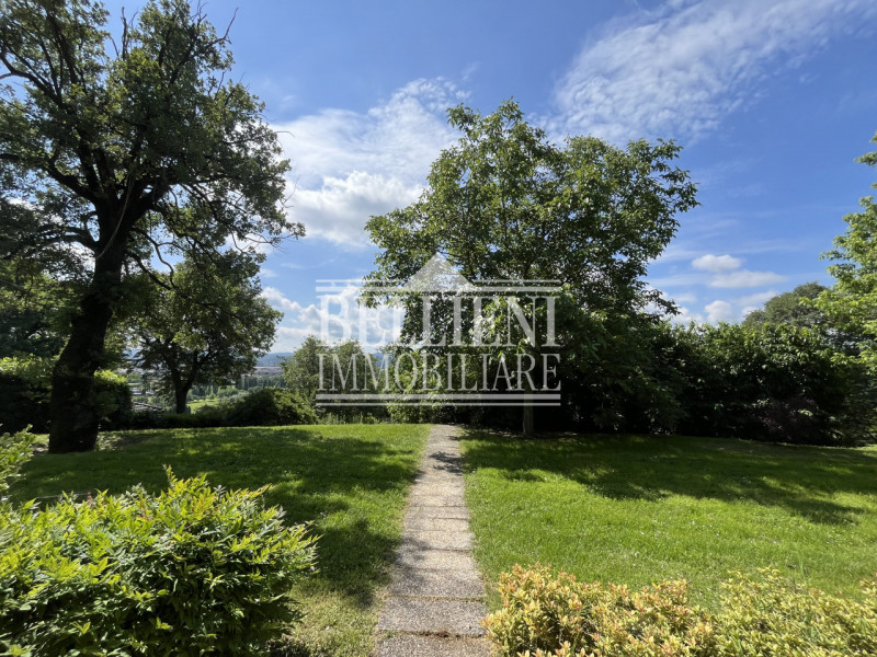 CREAZZO: in posizione panoramica, semi collinare, VILLA singola di mq 450 coperti, con ampio giar...