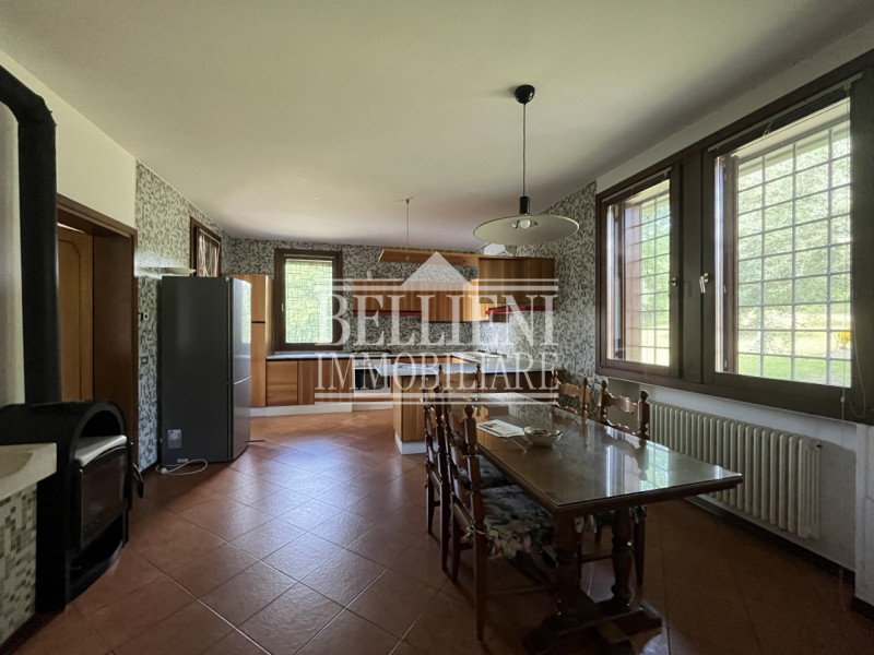 CREAZZO: in posizione panoramica, semi collinare, VILLA singola di mq 450 coperti, con ampio giar...