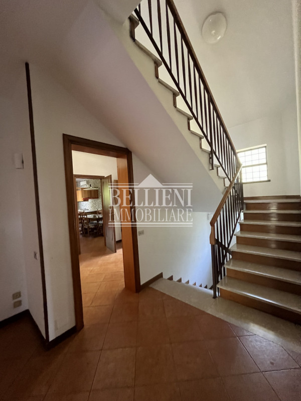 CREAZZO: in posizione panoramica, semi collinare, VILLA singola di mq 450 coperti, con ampio giar...