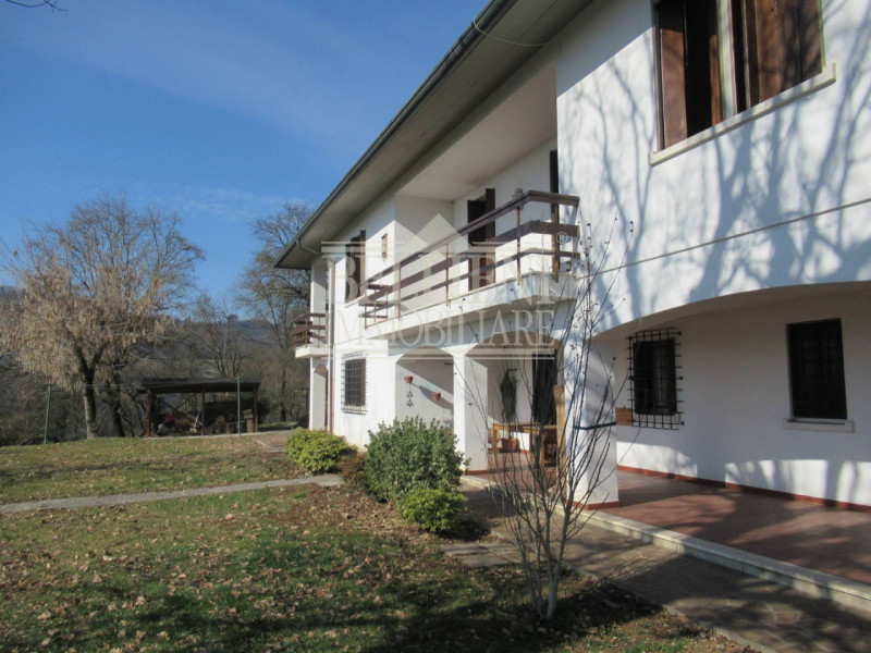 CREAZZO: in posizione panoramica, semi collinare, VILLA singola di mq 450 coperti, con ampio giar...