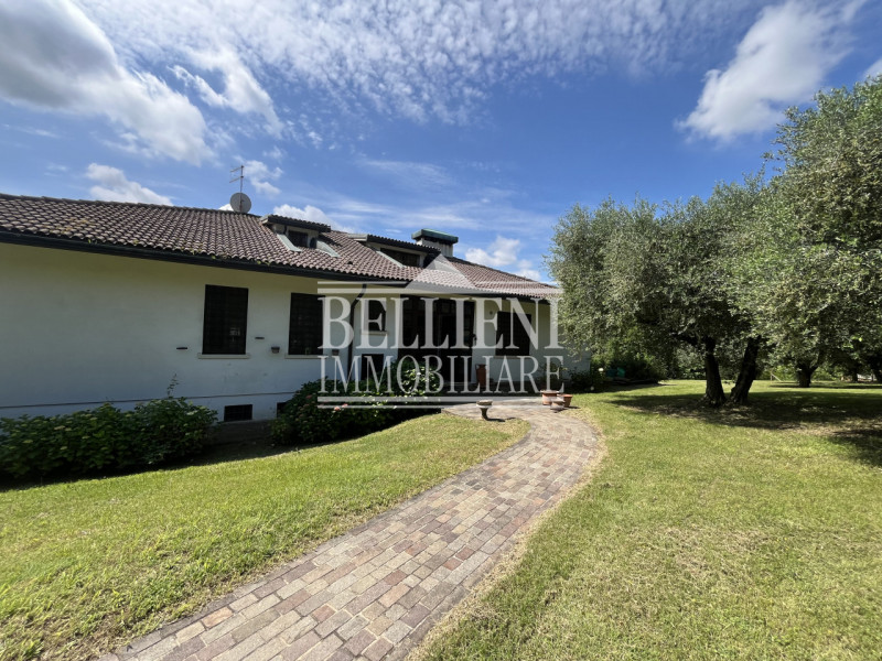 CREAZZO: in posizione panoramica, semi collinare, VILLA singola di mq 450 coperti, con ampio giar...