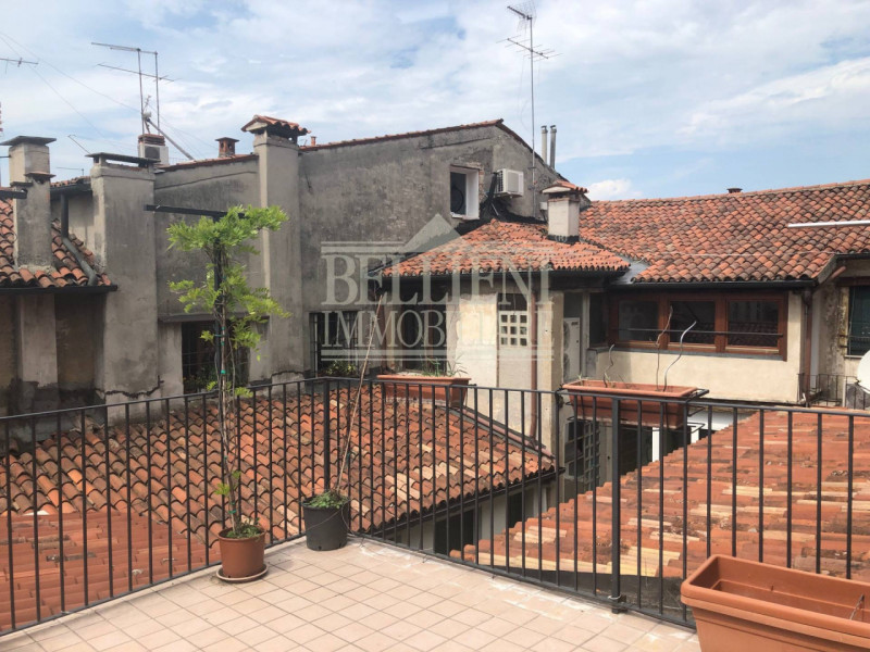 PIAZZA DELLE POSTE: Vicino ad una delle più belle Piazze del Centro Storico di Vicenza proponiamo...