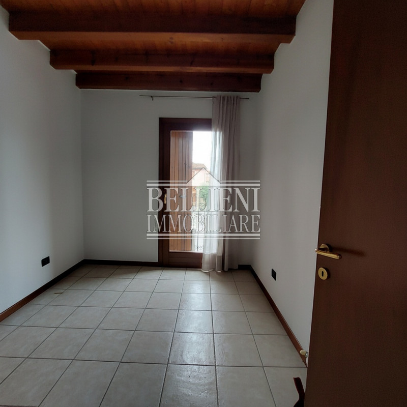 VIALE TRIESTE: In zona ben servita e comoda ai servizi, disponiamo di un accogliente bicamere al ...