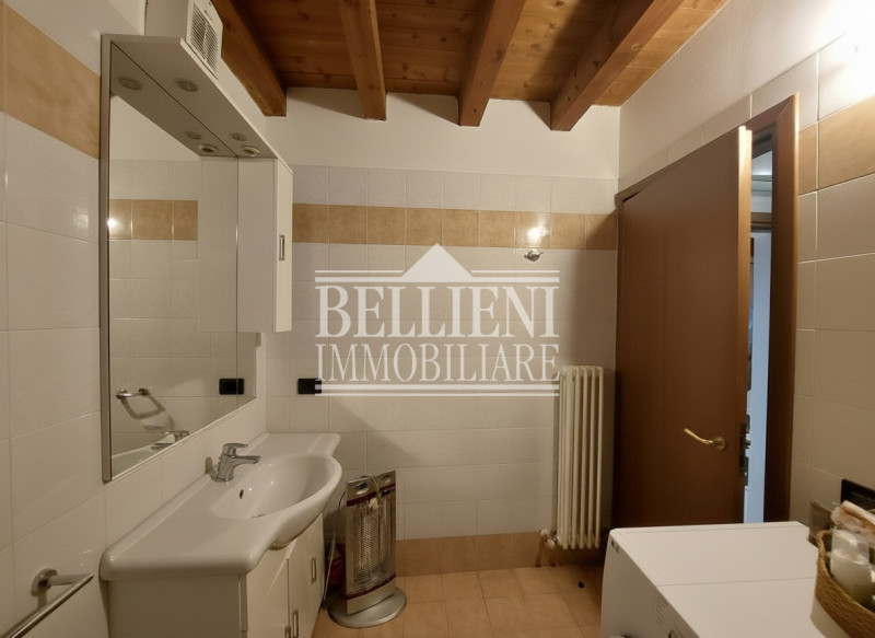 VIALE TRIESTE: In zona ben servita e comoda ai servizi, disponiamo di un accogliente bicamere al ...