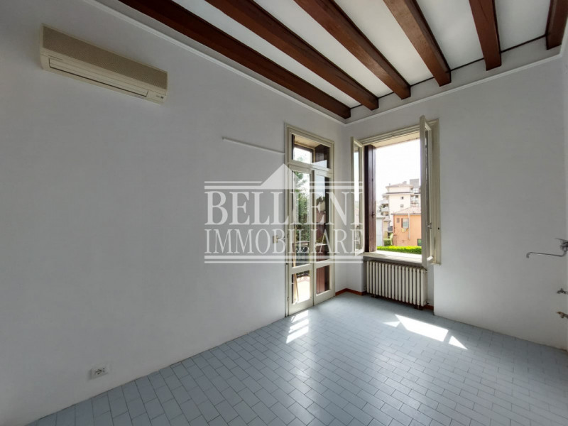 SAN BORTOLO:  A pochi passi dal centro storico di Vicenza, in quartiere fornito di tutti i serviz...