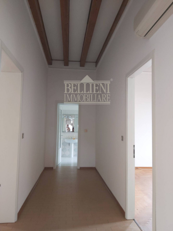 SAN BORTOLO:  A pochi passi dal centro storico di Vicenza, in quartiere fornito di tutti i serviz...