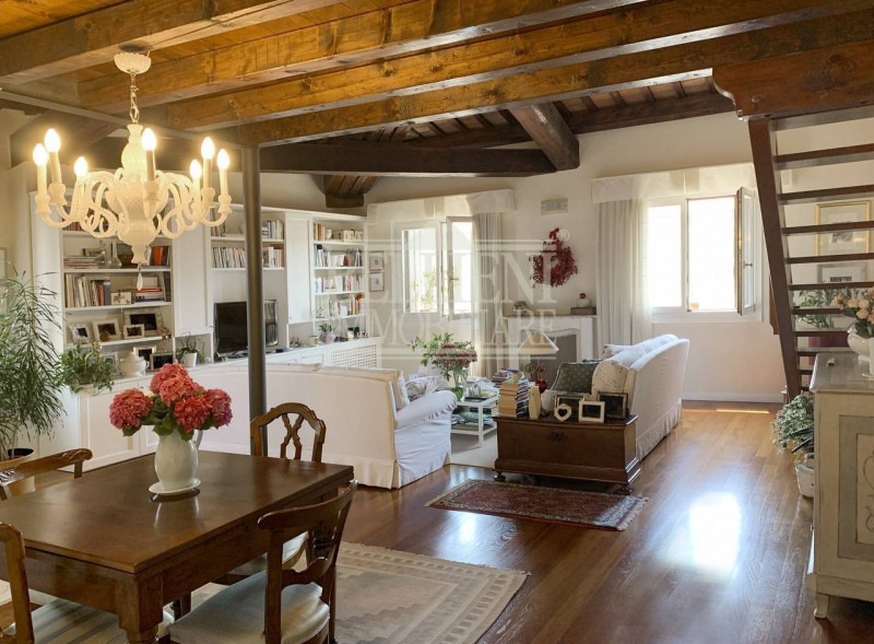 CENTRO STORICO - A pochi passi dalla Basilica Palladiana, in un prestigioso palazzo del 1700, ele...