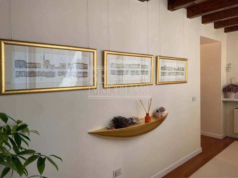 CENTRO STORICO - A pochi passi dalla Basilica Palladiana, in un prestigioso palazzo del 1700, ele...