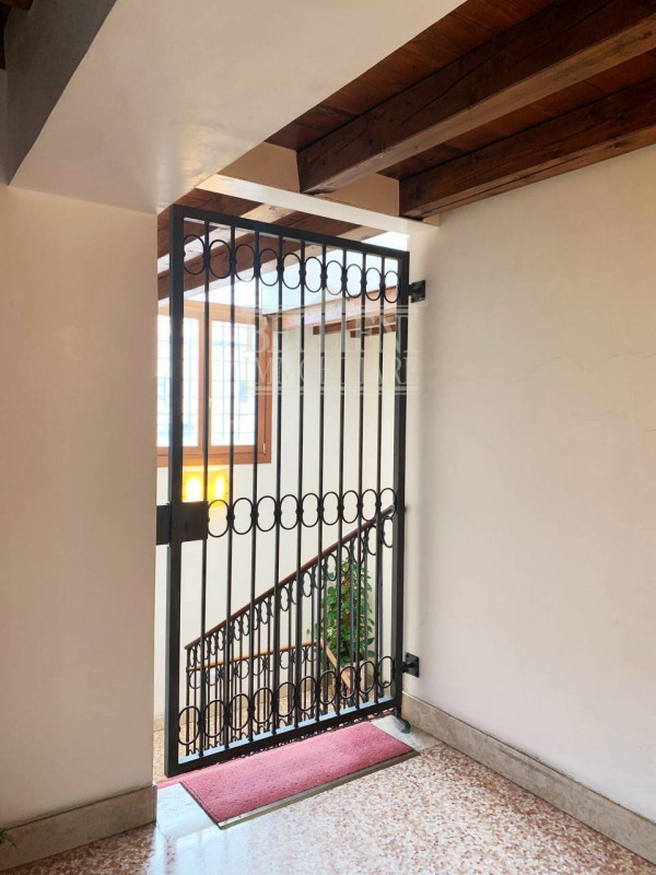 CENTRO STORICO - A pochi passi dalla Basilica Palladiana, in un prestigioso palazzo del 1700, ele...