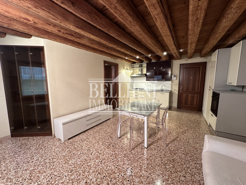 CORSO PALLADIO: Immerso nel cuore della città di Vicenza, in palazzo Palladiano e ottimamente abi...