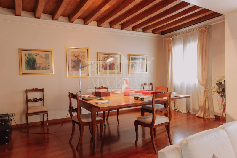 CENTRO STORICO: Nella via più prestigiosa e richiesta di Vicenza, in piccola palazzina cinquecent...