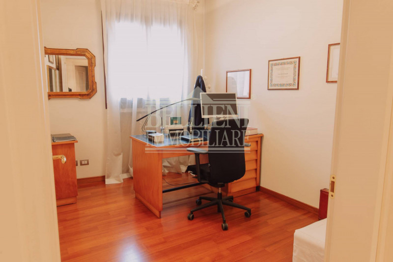 CENTRO STORICO: Nella via più prestigiosa e richiesta di Vicenza, in piccola palazzina cinquecent...