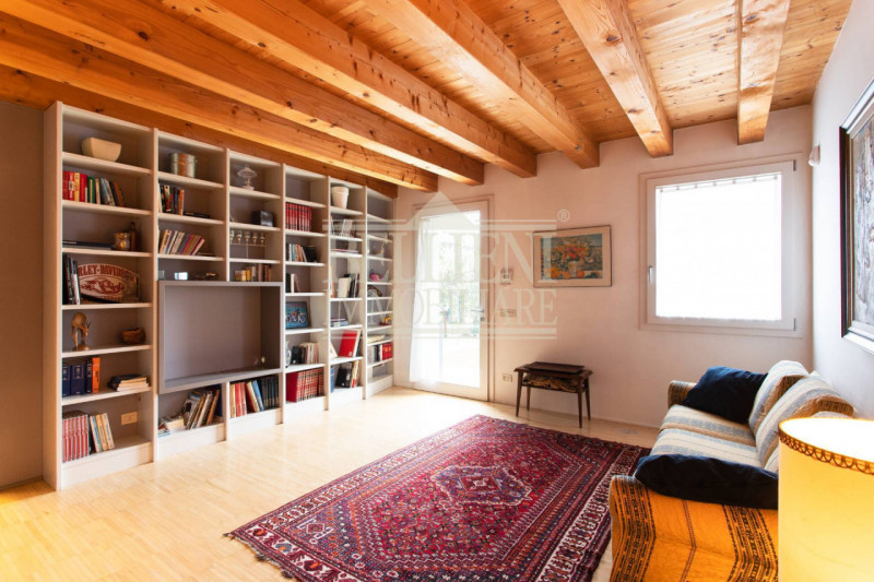 SANT'ANTONINO: Vicino alla base americana, prestigioso appartamento in villa antica al piano terr...