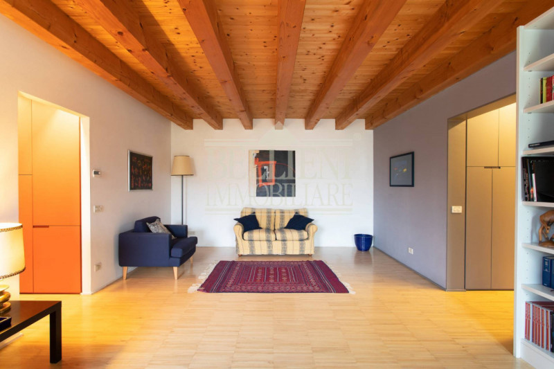 SANT'ANTONINO: Vicino alla base americana, prestigioso appartamento in villa antica al piano terr...