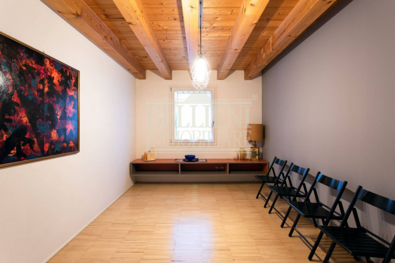 SANT'ANTONINO: Vicino alla base americana, prestigioso appartamento in villa antica al piano terr...