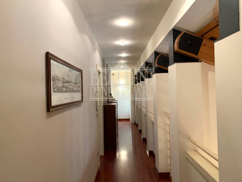 PISCINE - Trattasi di una villa singola dal moderno design costruita recentemente. 
Situata in un...