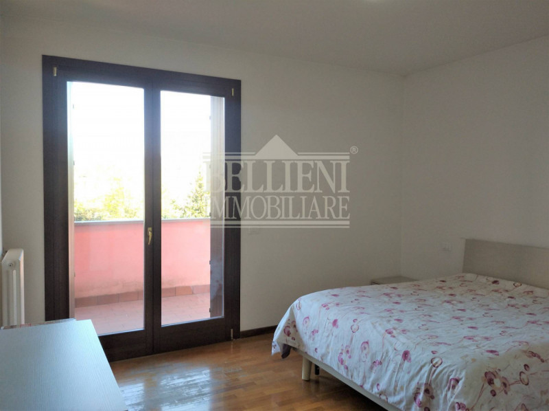 ALTAVILLA VICENTINA- In bellissimo contesto immerso nel verde proponiamo in locazione un ampio ap...