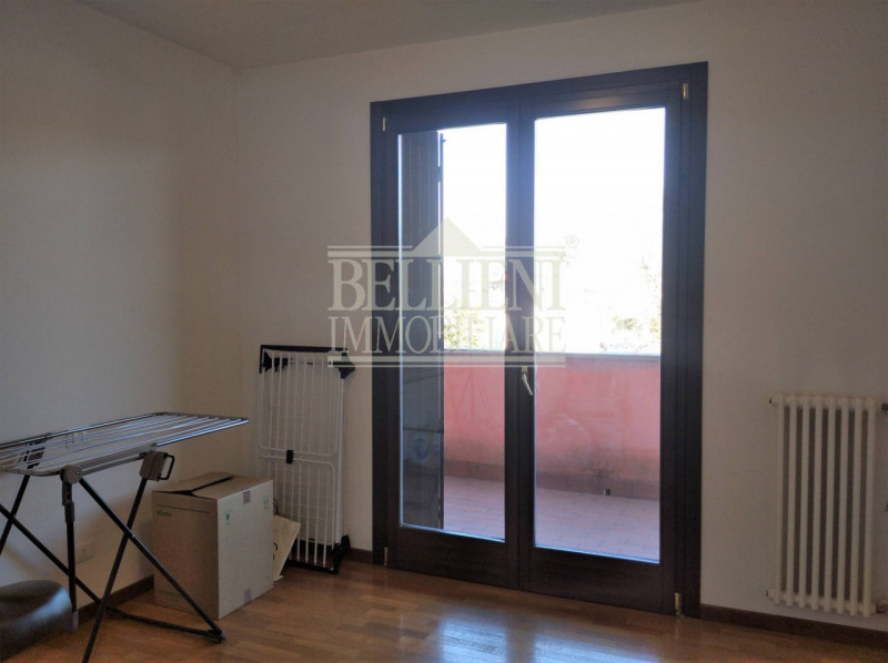 ALTAVILLA VICENTINA- In bellissimo contesto immerso nel verde proponiamo in locazione un ampio ap...