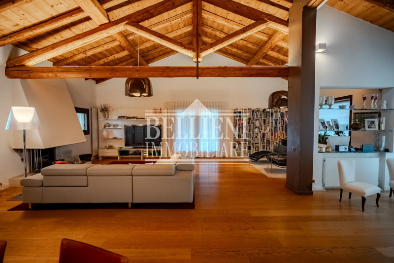 ZONA VICENZA EST – In una posizione riservata e immersa nel verde, proponiamo in vendita un’esclu...