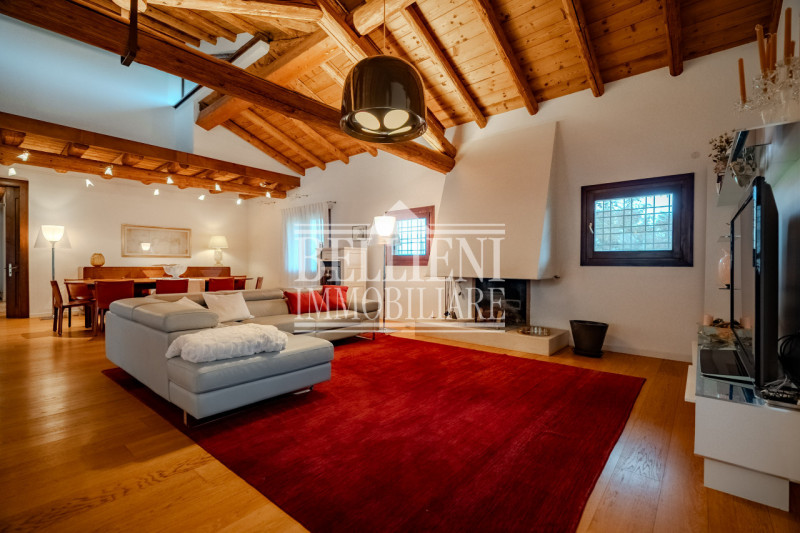 ZONA VICENZA EST – In una posizione riservata e immersa nel verde, proponiamo in vendita un’esclu...