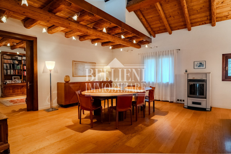 ZONA VICENZA EST – In una posizione riservata e immersa nel verde, proponiamo in vendita un’esclu...