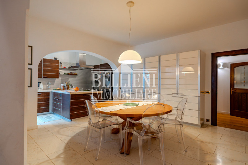 ZONA VICENZA EST – In una posizione riservata e immersa nel verde, proponiamo in vendita un’esclu...