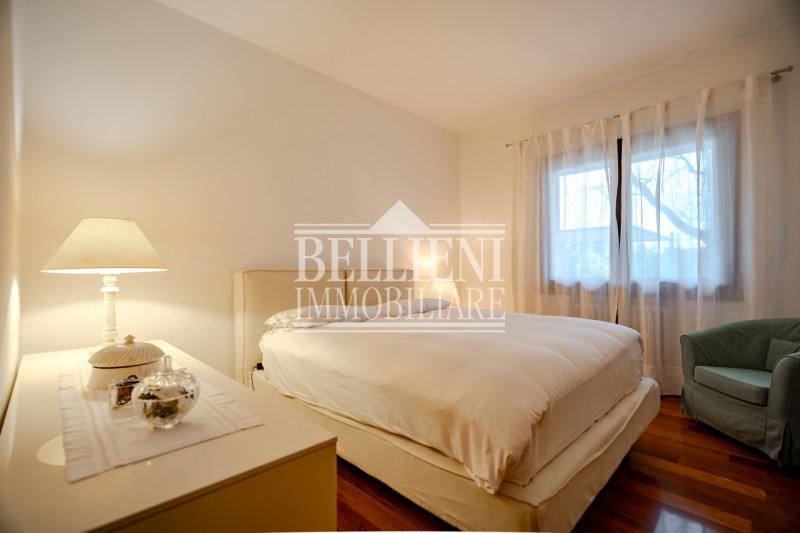 ZONA VICENZA EST – In una posizione riservata e immersa nel verde, proponiamo in vendita un’esclu...