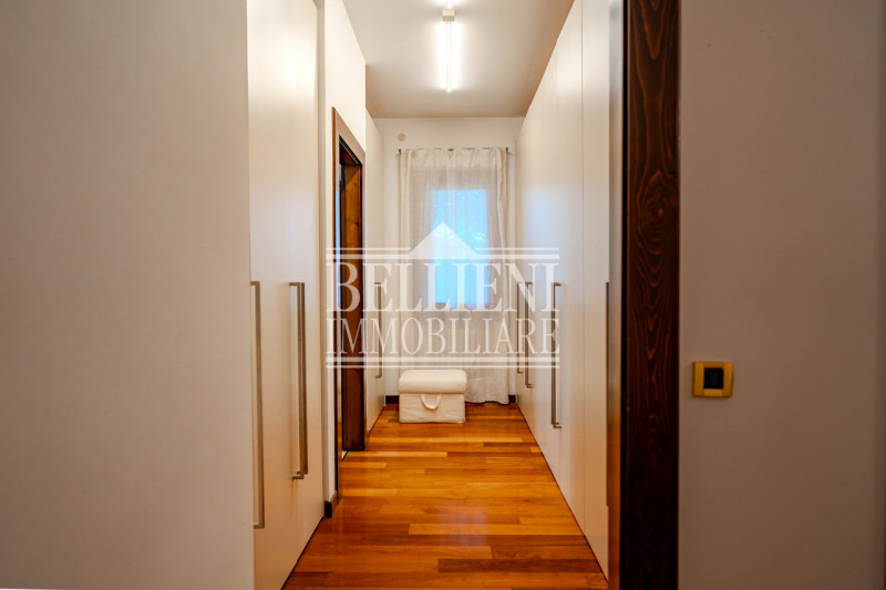 ZONA VICENZA EST – In una posizione riservata e immersa nel verde, proponiamo in vendita un’esclu...