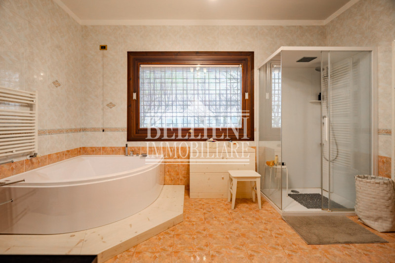 ZONA VICENZA EST – In una posizione riservata e immersa nel verde, proponiamo in vendita un’esclu...