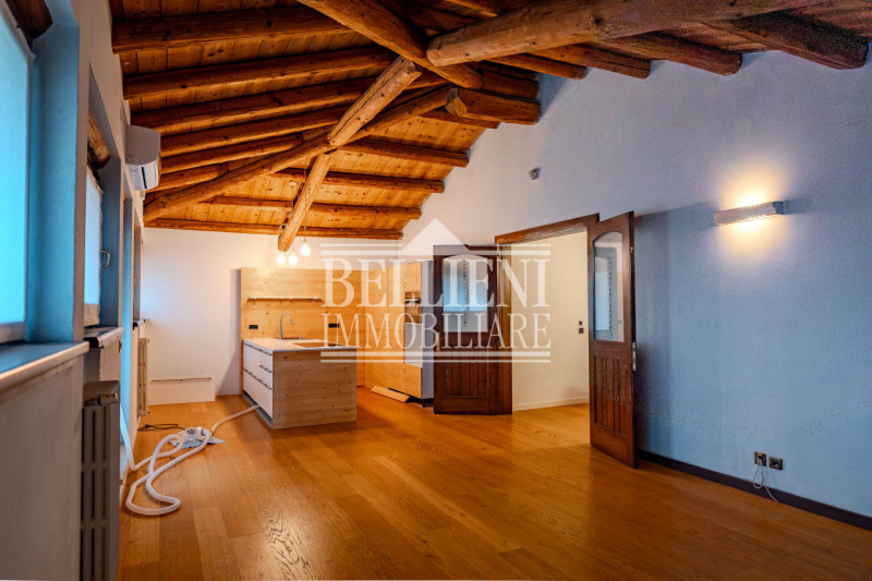 ZONA VICENZA EST – In una posizione riservata e immersa nel verde, proponiamo in vendita un’esclu...