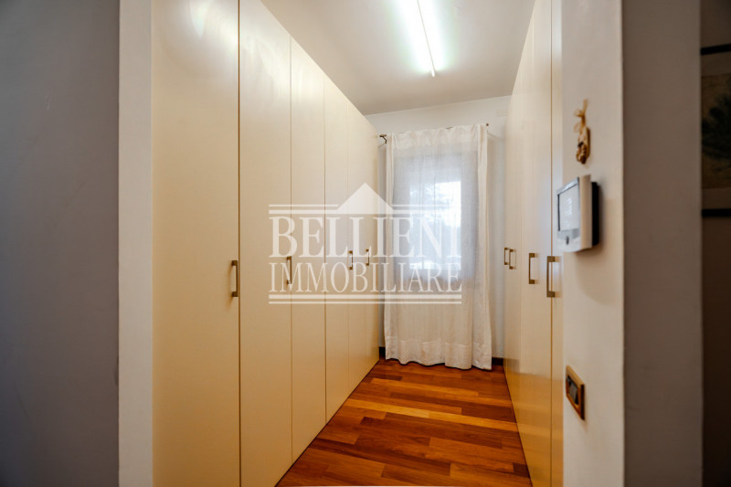 ZONA VICENZA EST – In una posizione riservata e immersa nel verde, proponiamo in vendita un’esclu...