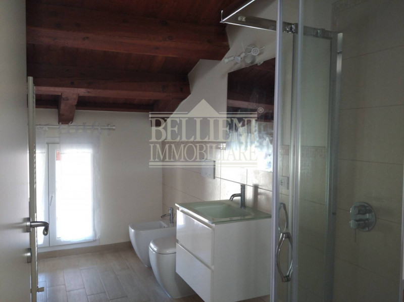 PIAZZA DEL CASTELLO: in palazzina di poche unità proponiamo in locazione uno splendido appartamen...